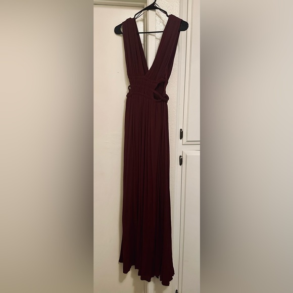 WINE V-NECK BOUTIQUE MAXI DRESS WITH CUT OUT AND SLIT - Picture 3 of 4